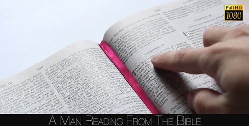 Ein Mann, der aus der Bibel liest