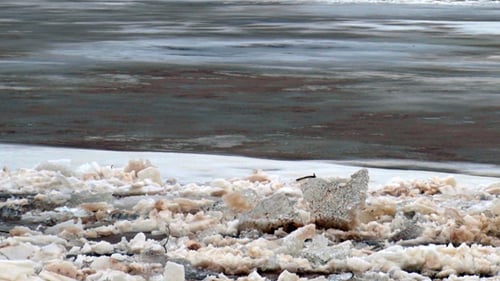 Die Eisbrüche auf dem Fluss