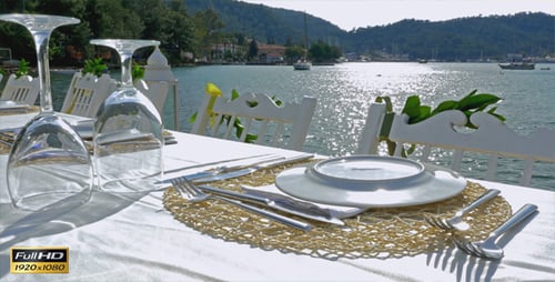 Table au bord de la mer