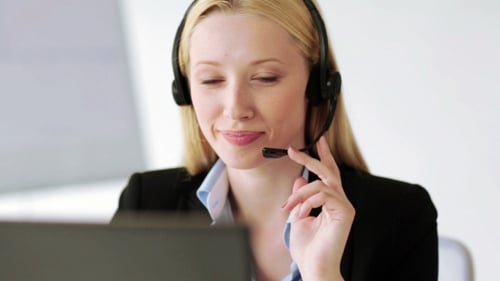 Lächelnder Helpline-Betreiber erhält Anruf im Büro