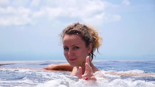 Joven guapa en piscina jacuzzi al aire libre