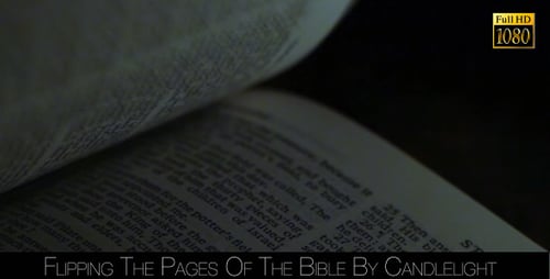 Die Seiten der Bibel bei Kerzenschein umblättern 3