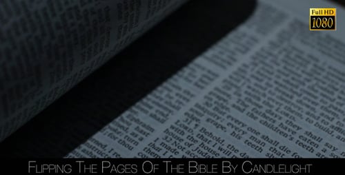 Die Seiten der Bibel bei Kerzenschein umblättern 5
