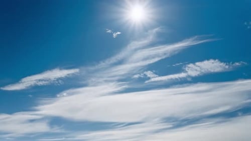 Soleil sur nuages blancs au ciel bleu, vue aérienne en timelapse. Une lumière éclatante et un soleil éclatant lors d'une journée nuageuse