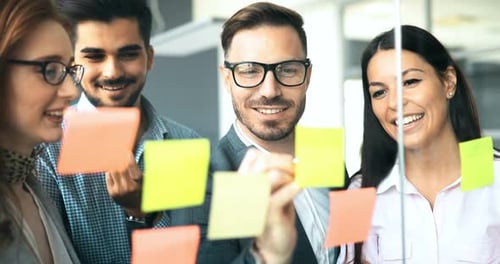 Сотрудничество и анализ деловых людей, работающих в офисе