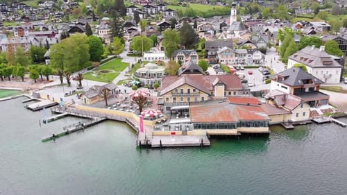 Vista aérea de la montaña del lago Wolfgangsee con casas de la ciudad turística en Austria, Alpes