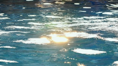 Surface d'eau de piscine avec lumière étincelante