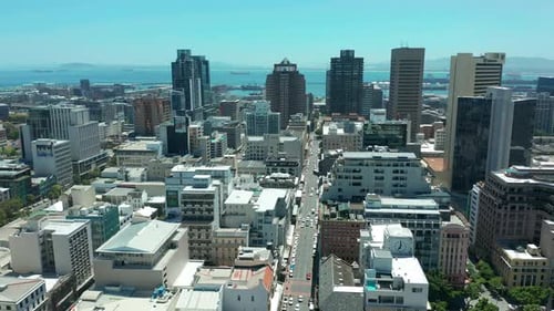 Szenische Drohnenaufnahme aus der Luft über dem Zentrum von Kapstadt, Südafrika, mit malerischem Blick auf den Hafen