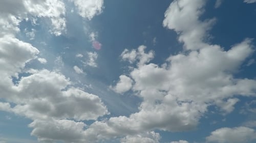 Blauer Himmel mit schnellen Wolken