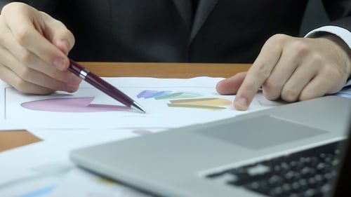 Business Graph untersuchen und auf der Tastatur tippen
