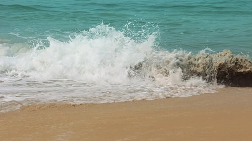 Olas de agua de mar turquesa y playa de arena