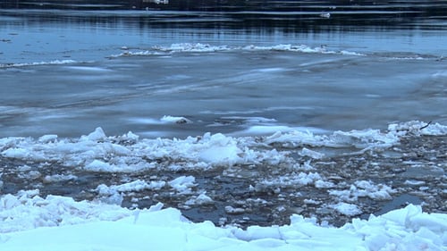 Ein großer Eisfluss auf dem Fluss
