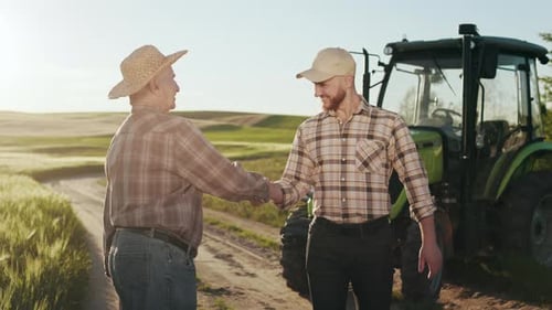 Dos granjeros se reúnen y se dan la mano