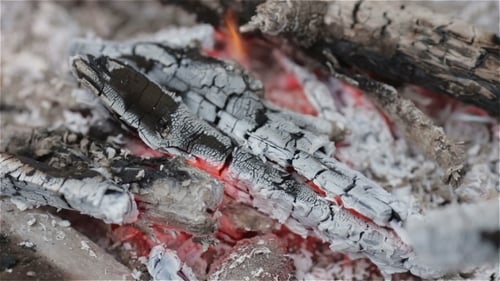 Lagerfeuer im Felsen-Feuerring