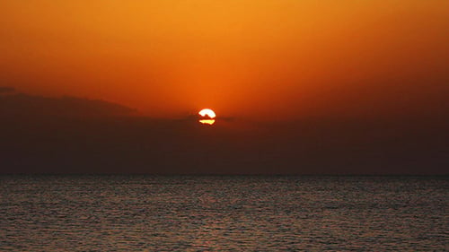 Landschaft mit Sonnenaufgang über dem Meer