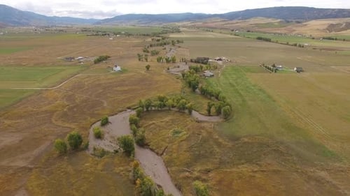 Luftaufnahme des trockenen, gewundenen Flussbetts über der Landschaft