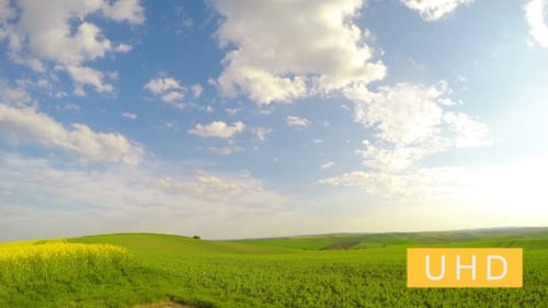 Sonne und Wolken über Feldern
