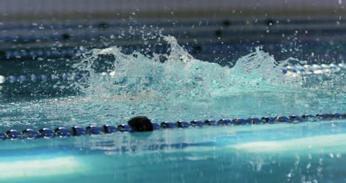 Treinamento de nadador em uma piscina