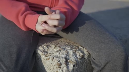 Depression eines Teenagers im Freien.