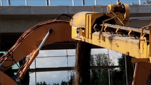 Verarbeitete Erde wird von Bulldozer aufgenommen