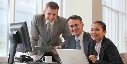 Geschäftsleute diskutieren über Arbeit