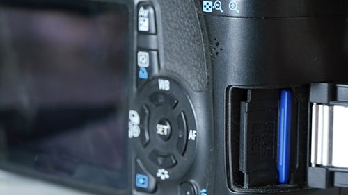 Homem insere o cartão na câmera