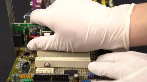 Entfernen einer Netzwerkkarte vom Motherboard. Netzwerk-Datenübertragungssystem über Kabel.
Viele