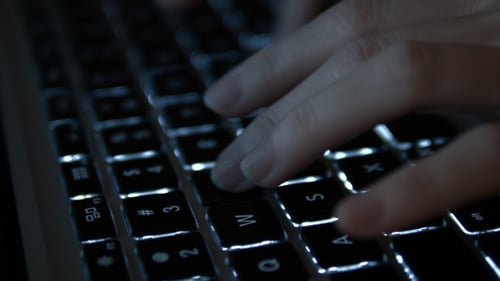 Frau chattet auf Laptop