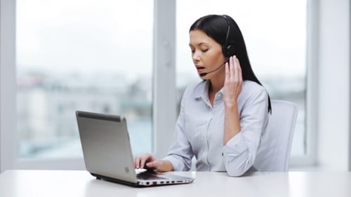 Helpline-Betreiber mit Laptop, der Anrufe entgegennimmt