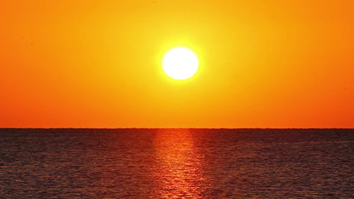 Schönheitslandschaft mit Sonnenaufgang über dem Meer