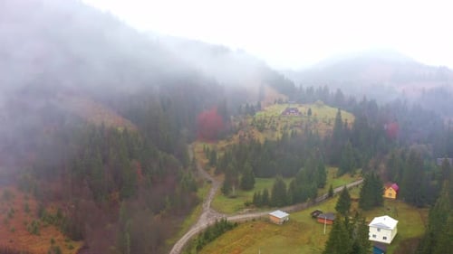 La vallée montagneuse des Carpates est couverte de brouillard et de pluie en Ukraine, près du village de