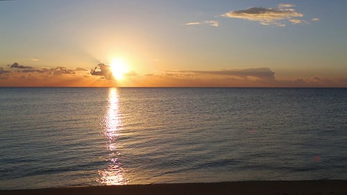 Landschaft mit Sonnenaufgang über dem Meer