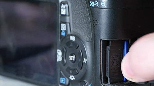 Homem Remova o cartão da câmera