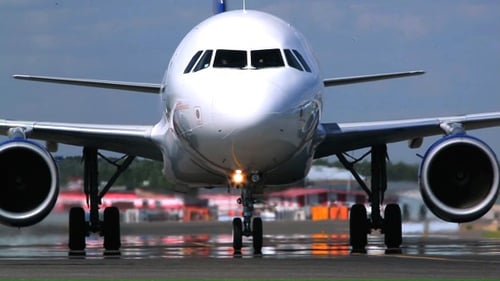 Flugzeug bewegt sich vor der Kamera