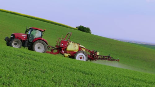 Traktor auf dem Hügelfeld