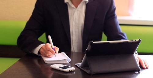 Mann arbeitet auf einem Tablet