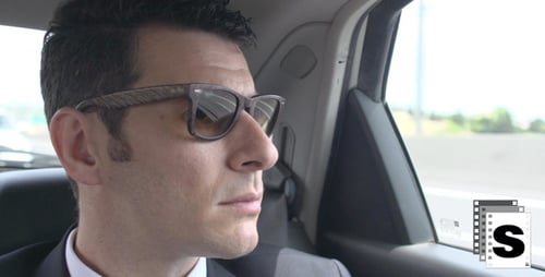 Empresario mirando fuera de la ventana del coche
