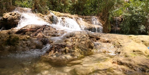 Petite cascade sur une rivière de montagne