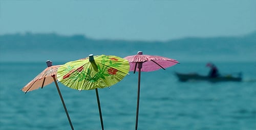 Parapluies à cocktail et bateau de pêche