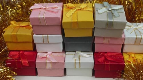 Geschenkboxen und Lametta