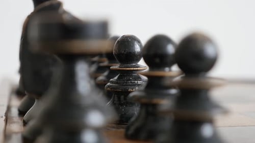 Joueur d'échecs noir en bois sur des champs à damiers 4K 2160p 30 images par seconde, vidéo UltraHD - Ancient chess se