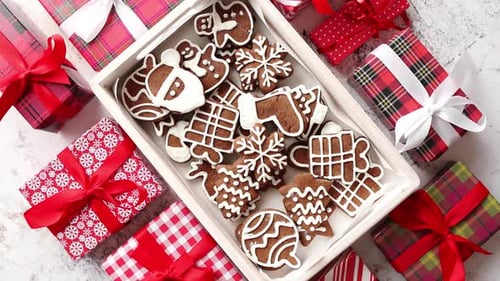 Délicieux biscuits en pain d'épices décorés de Noël frais placés dans une caisse en bois