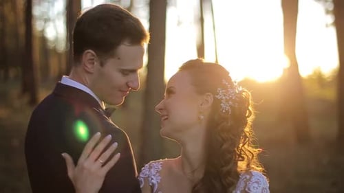 Couple amoureux dans les bois, mariées heureuses, jour de mariage