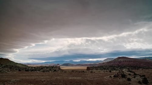 Zeitraffer von Wolken, die am Himmel über der Wüste von Utah rollen