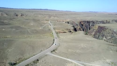 Plusieurs voitures roulent sur la route des steppes