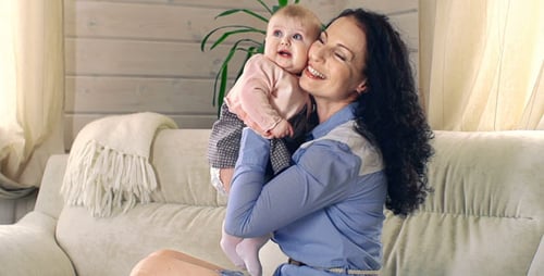 Mit Baby spielen