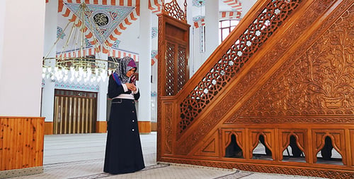 Namaz - Salat und Dua - Muslimische Frau in der Moschee