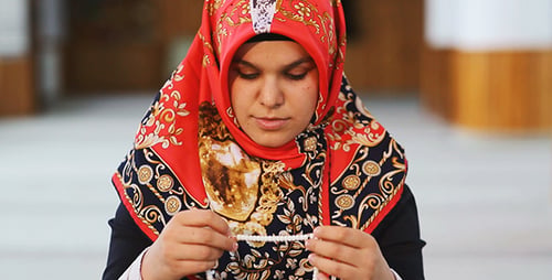 Benutze die Masbahah/ Tasbeeh/ Bid'ah - Junger Muslim in der Moschee