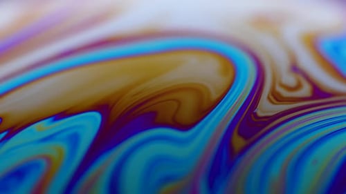 Die Oberfläche der Flüssigseife mit den wechselnden Farben des Regenbogens