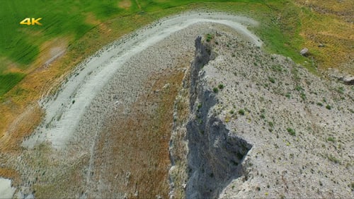 Luftfliegen erodierte Berge und Hänge 2